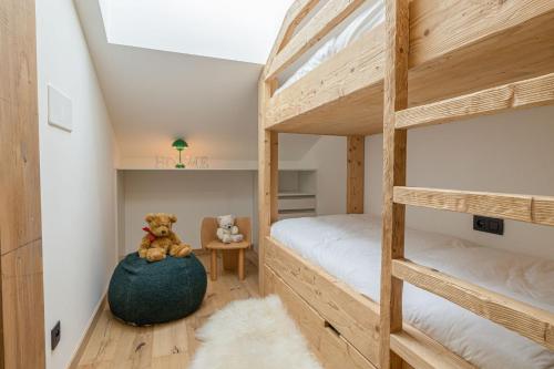 une chambre avec deux lits superposés et un ours en peluche sur un ballon dans l'établissement Superb flat - Domaine de lariondaz New, à Saint-Bon-Tarentaise