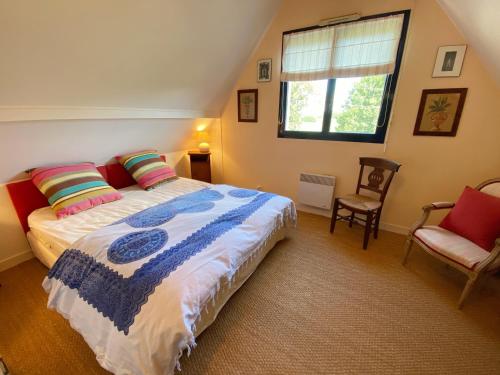 une chambre avec un lit, une fenêtre et une chaise dans l'établissement KERBELEM - Jardin, Terrasse, Plages 3km - C29, à Carnac