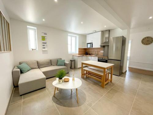 un salon avec un canapé et une table dans l'établissement Le Saint'élégant Wifi Calme Rénové, à Saint-Étienne