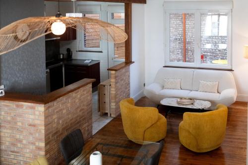 - un salon avec un canapé blanc et des fauteuils jaunes dans l'établissement Duplex Villa Sarrazine - avec patio privé, à Mers-les-Bains