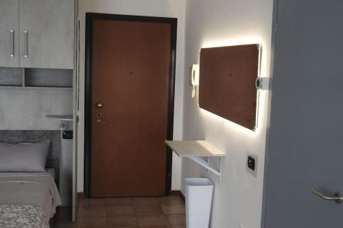 a room with a door to a bedroom with a bed at Gin e Gepa monolocale Lago Como in Como