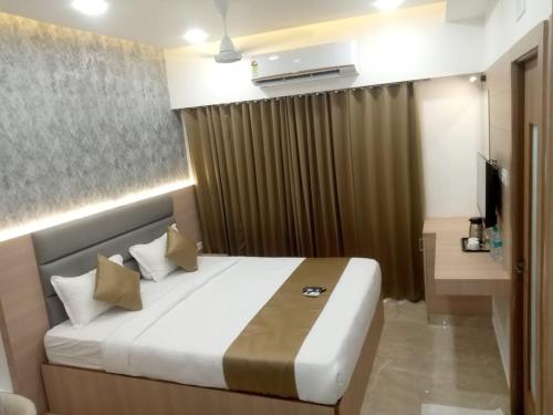 Una cama o camas en una habitación de Grand Silver