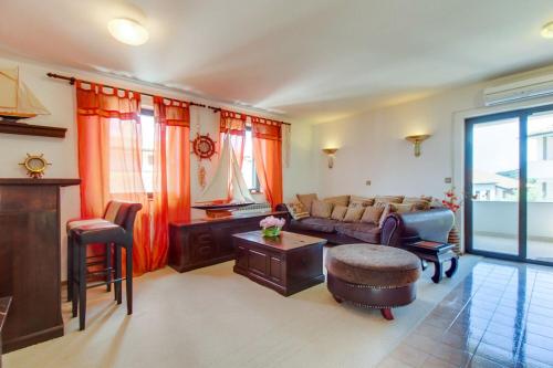 een woonkamer met een bank en een tafel bij Apartments Eli in Mali Lošinj