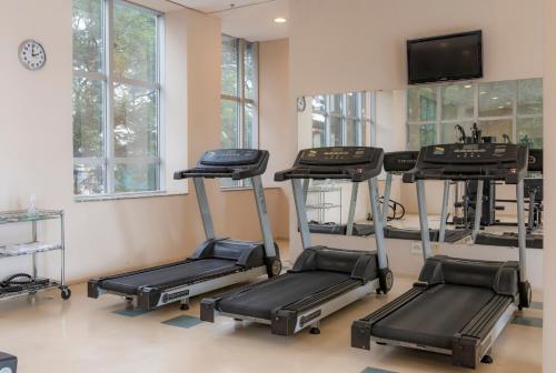 a gym with several exercise equipment in a room at Monreale Plus São José dos Campos in São José dos Campos