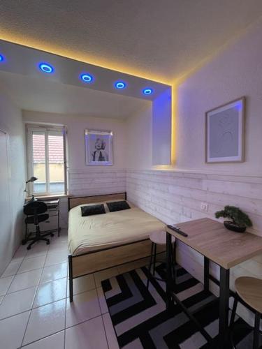 Cette chambre comprend un lit et un bureau. dans l'établissement Lion d'or 27 Chambre meublée et équipée centre-ville, à Montluçon