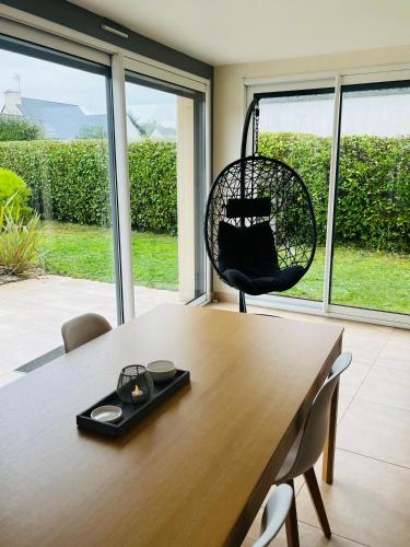 une salle à manger avec une table et une chaise dans l'établissement Escale au Dossen, à Santec