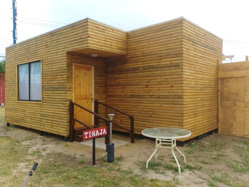 a small wooden cabin with a table and a small sign at Mb TINAJAS in Quillota