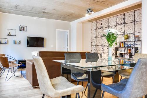 une salle à manger avec une table et des chaises en verre dans l'établissement Sweett - La Roserie, à Paris