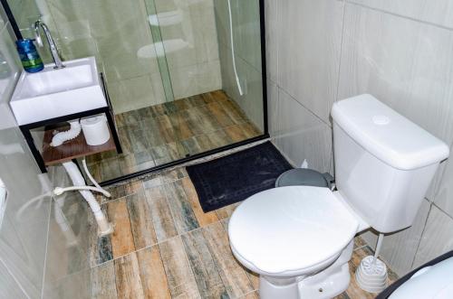 Bilik mandi di Refugio na natureza com Wi-Fi e churrasqueira