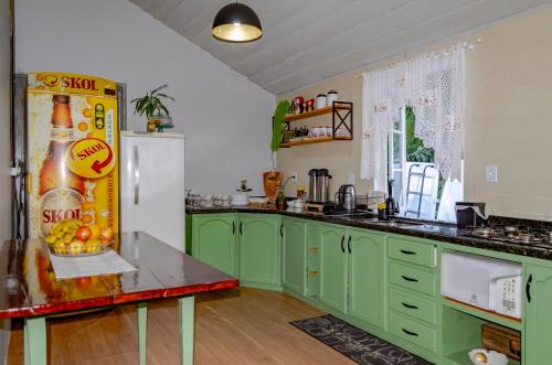 Dapur atau dapur kecil di Refugio na natureza com Wi-Fi e churrasqueira