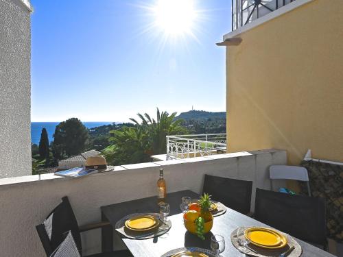 - une table sur un balcon avec vue sur l'océan dans l'établissement Apartment Le Village - C5 235 by Interhome, à Agay