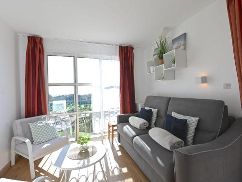 un salon avec un canapé et une table dans l'établissement Apartment Le Village - C5 235 by Interhome, à Agay