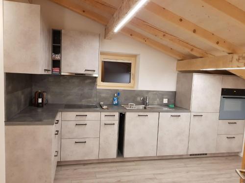 Kuchyň nebo kuchyňský kout v ubytování Apartment Lischa 3- OG Süd by Interhome