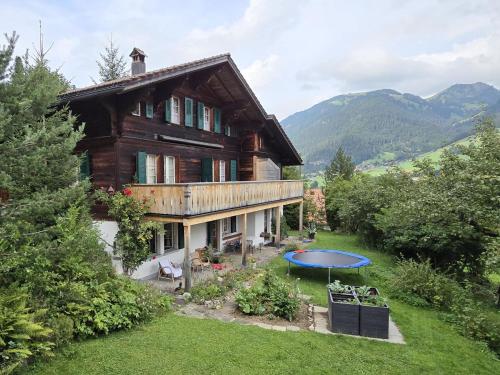 una vista exterior de una casa en las montañas en Apartment Hübeli - Kopp by Interhome, en Zweisimmen