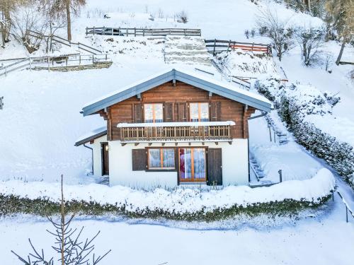une cabane en rondins dans la neige dans l'établissement Chalet Dorine by Interhome, à Nendaz