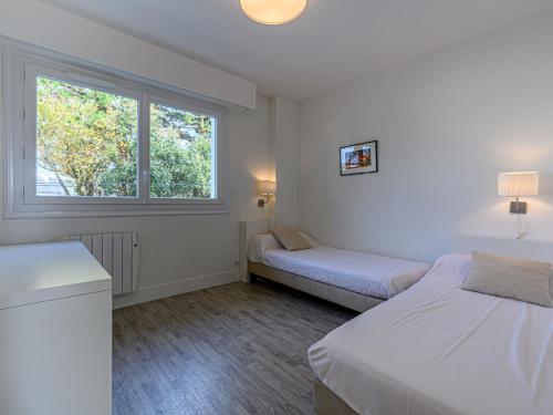 une chambre avec deux lits et une fenêtre dans l'établissement Apartment La Voilerie - Hartimon by Interhome, à Carnac