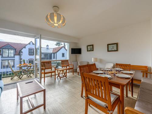 Televízia a/alebo spoločenská miestnosť v ubytovaní Apartment La Voilerie - Hartimon by Interhome