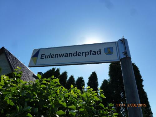 a street sign in front of a bush at Eulennest in Tarp
