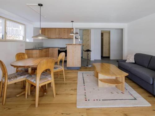 Kuchyň nebo kuchyňský kout v ubytování Apartment Guarda Val Müller Erlenstube by Interhome