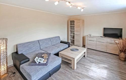 ミローにあるFerienwohnung Mirowのソファとテレビのあるリビングルーム