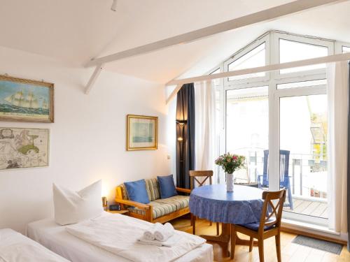 una habitación con una cama y una mesa y una ventana en Apartment Luise von Preußen - App-204 by Interhome, en Zinnowitz
