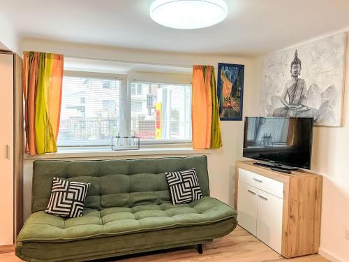 Μια τηλεόραση ή/και κέντρο ψυχαγωγίας στο Apartment Garden Suite by Interhome