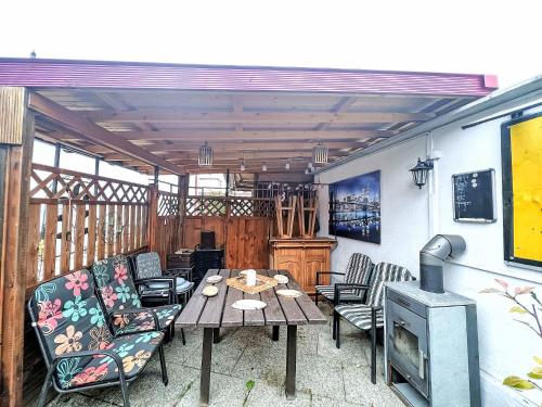Μια τηλεόραση ή/και κέντρο ψυχαγωγίας στο Apartment Garden Suite by Interhome