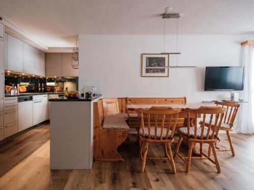 Η κουζίνα ή μικρή κουζίνα στο Apartment Haus Sunneschy Whg- 202 by Interhome
