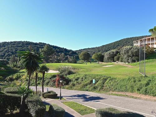 - une vue sur un parcours de golf avec une maison dans l'établissement Apartment L'Esquinade J3 029 by Interhome, à Saint-Raphaël