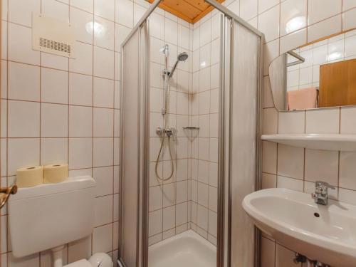 Ένα μπάνιο στο Apartment Mitterkopf by Interhome