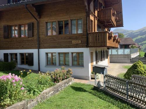 une maison avec une clôture devant dans l'établissement Apartment Alpenglühn by Interhome, à Adelboden