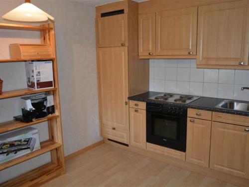 Kuchyň nebo kuchyňský kout v ubytování Apartment Jacqueline 11 by Interhome