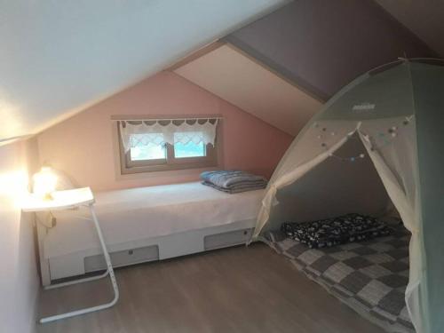 a small room with a bed and a window at Gozneok spacious private house - 75py in Goseong