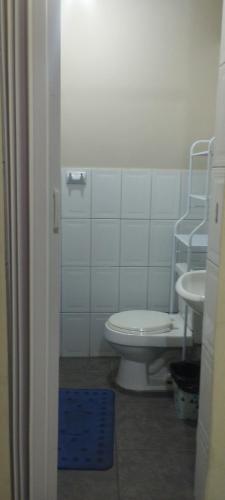 a bathroom with a toilet and a sink at Departamento Huanchaco in Huanchaco