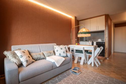a living room with a couch and a table at Abbraccio Alpino in Pila