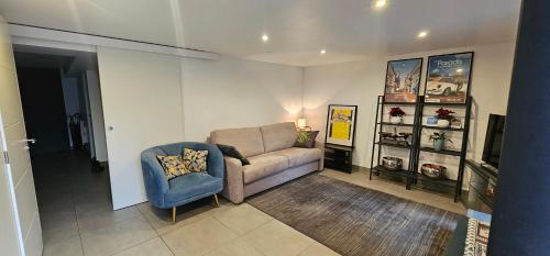 un salon avec un canapé et une chaise dans l'établissement Maison Les Vallées, à La Garenne-Colombes
