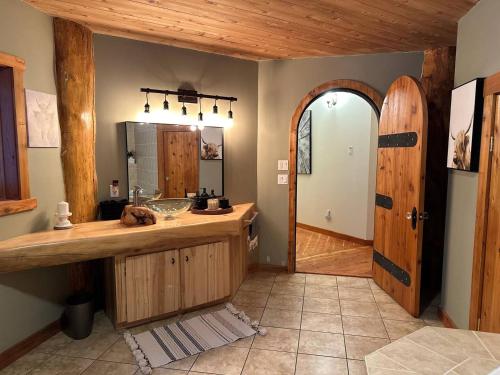Φωτογραφία από το άλμπουμ του Ryders Lodge, Log Home In Edgewater, Bc σε Radium Hot Springs