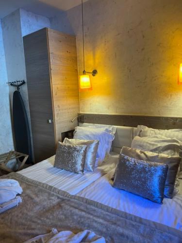 Una cama con dos almohadas encima en una habitación. en MERIBEL Appartement Neuf Résidence Hevana, en Méribel