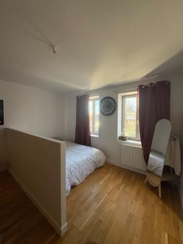 Giường trong phòng chung tại Le 71 - Love Room Cozy - Disney 20min