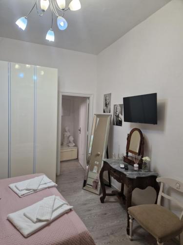 Телевизор и/или развлекательный центр в Affittacamere Cecco Rooms