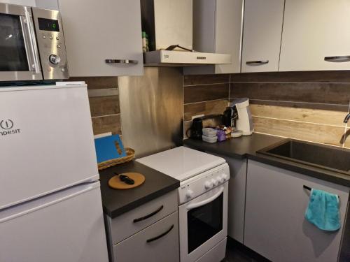 Dapur atau dapur kecil di L'Oustalet Des Gorges d'Ardèche Wifi et Canal Plus