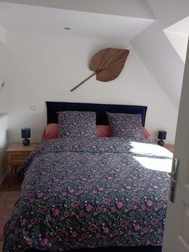 - une chambre avec un lit avec une couverture et un parasol dans l'établissement Charmante petite maison indépendante, au calme, à Seine-Port
