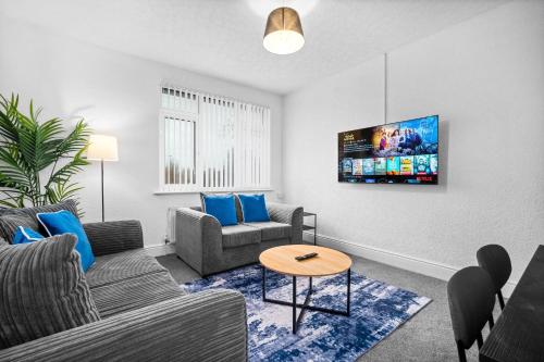 a living room with a couch and a table at Chic Two Bedroom Apartment - On Street Parking Available - Netflix - Wifi - Top Rated - 311M in Birmingham