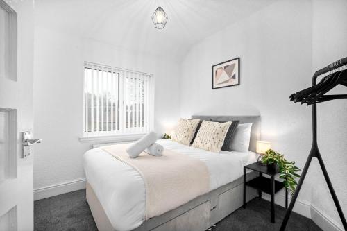 a white bedroom with a large bed in a room at Chic Two Bedroom Apartment - On Street Parking Available - Netflix - Wifi - Top Rated - 311M in Birmingham