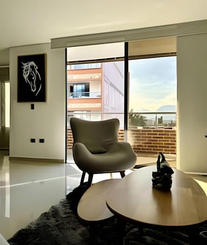 Moderno Apt. Balcón con vista, rápido WiFi y ACにあるシーティングエリア