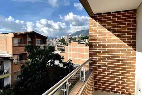 エンビガドにあるModerno Apt. Balcón con vista, rápido WiFi y ACの建物のバルコニーから市街の景色を望めます。