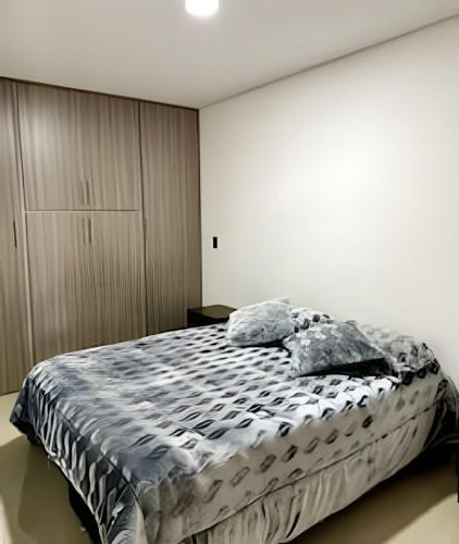 Moderno Apt. Balcón con vista, rápido WiFi y ACにあるベッド