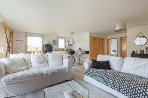 un salon avec un canapé blanc et une table dans l'établissement Le Petit Chalet - Vue montagne, à Le Tholy