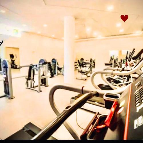 a gym with several treadmills and cardio machines at HERMOSO APARTAMENTO con hermosa VISTA in Cochabamba