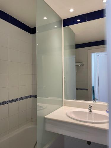 a bathroom with a sink and a mirror at Hotel La Mota by Punta25 Hotels Group in Medina del Campo